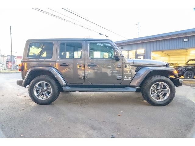 ジープ・ラングラーアンリミテッド サハラ　４ＷＤ　純正ナビ　Ｂカメラ　Ｆカメラ　ＥＴＣ２．０　ドラレコ　フルセグＴＶ　純正アルパインサブウーハー　本革シート　ミラーヒーター　ＢＳＭ　クルコン　携帯ホルダー　純正１８インチＡＷ（19枚目）