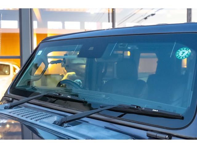 ジープ・ラングラーアンリミテッド サハラ　４ＷＤ　純正ナビ　Ｂカメラ　Ｆカメラ　ＥＴＣ２．０　ドラレコ　フルセグＴＶ　純正アルパインサブウーハー　本革シート　ミラーヒーター　ＢＳＭ　クルコン　携帯ホルダー　純正１８インチＡＷ（25枚目）