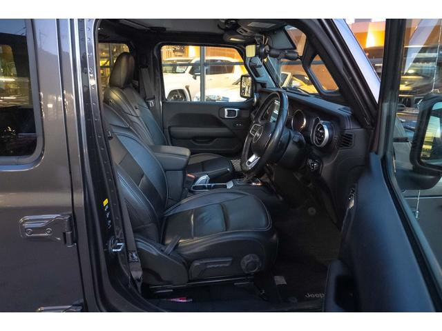 ジープ・ラングラーアンリミテッド サハラ　４ＷＤ　純正ナビ　Ｂカメラ　Ｆカメラ　ＥＴＣ２．０　ドラレコ　フルセグＴＶ　純正アルパインサブウーハー　本革シート　ミラーヒーター　ＢＳＭ　クルコン　携帯ホルダー　純正１８インチＡＷ（34枚目）