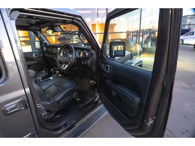 ジープ・ラングラーアンリミテッド サハラ　４ＷＤ　純正ナビ　Ｂカメラ　Ｆカメラ　ＥＴＣ２．０　ドラレコ　フルセグＴＶ　純正アルパインサブウーハー　本革シート　ミラーヒーター　ＢＳＭ　クルコン　携帯ホルダー　純正１８インチＡＷ（35枚目）