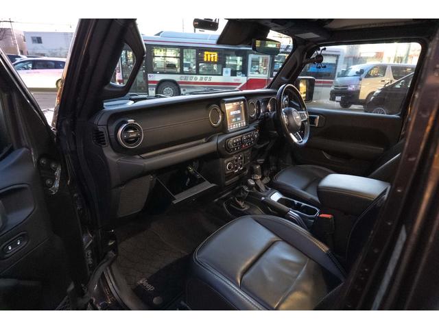 ジープ・ラングラーアンリミテッド サハラ　４ＷＤ　純正ナビ　Ｂカメラ　Ｆカメラ　ＥＴＣ２．０　ドラレコ　フルセグＴＶ　純正アルパインサブウーハー　本革シート　ミラーヒーター　ＢＳＭ　クルコン　携帯ホルダー　純正１８インチＡＷ（36枚目）