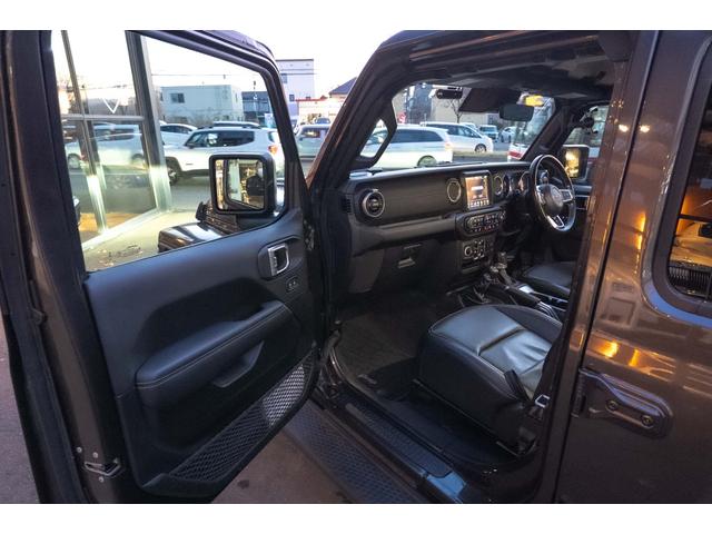 ジープ・ラングラーアンリミテッド サハラ　４ＷＤ　純正ナビ　Ｂカメラ　Ｆカメラ　ＥＴＣ２．０　ドラレコ　フルセグＴＶ　純正アルパインサブウーハー　本革シート　ミラーヒーター　ＢＳＭ　クルコン　携帯ホルダー　純正１８インチＡＷ（37枚目）