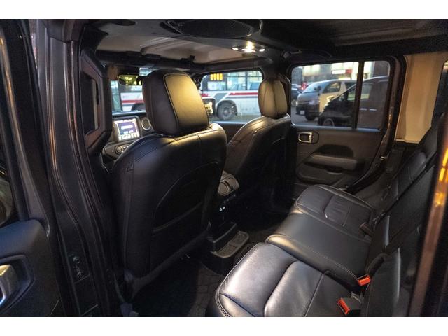 ジープ・ラングラーアンリミテッド サハラ　４ＷＤ　純正ナビ　Ｂカメラ　Ｆカメラ　ＥＴＣ２．０　ドラレコ　フルセグＴＶ　純正アルパインサブウーハー　本革シート　ミラーヒーター　ＢＳＭ　クルコン　携帯ホルダー　純正１８インチＡＷ（39枚目）