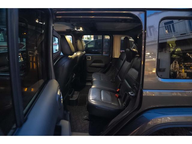 ジープ・ラングラーアンリミテッド サハラ　４ＷＤ　純正ナビ　Ｂカメラ　Ｆカメラ　ＥＴＣ２．０　ドラレコ　フルセグＴＶ　純正アルパインサブウーハー　本革シート　ミラーヒーター　ＢＳＭ　クルコン　携帯ホルダー　純正１８インチＡＷ（40枚目）