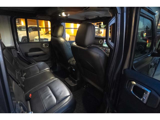 ジープ・ラングラーアンリミテッド サハラ　４ＷＤ　純正ナビ　Ｂカメラ　Ｆカメラ　ＥＴＣ２．０　ドラレコ　フルセグＴＶ　純正アルパインサブウーハー　本革シート　ミラーヒーター　ＢＳＭ　クルコン　携帯ホルダー　純正１８インチＡＷ（41枚目）