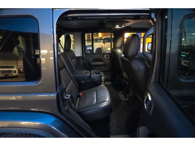 ジープ・ラングラーアンリミテッド サハラ　４ＷＤ　純正ナビ　Ｂカメラ　Ｆカメラ　ＥＴＣ２．０　ドラレコ　フルセグＴＶ　純正アルパインサブウーハー　本革シート　ミラーヒーター　ＢＳＭ　クルコン　携帯ホルダー　純正１８インチＡＷ（42枚目）