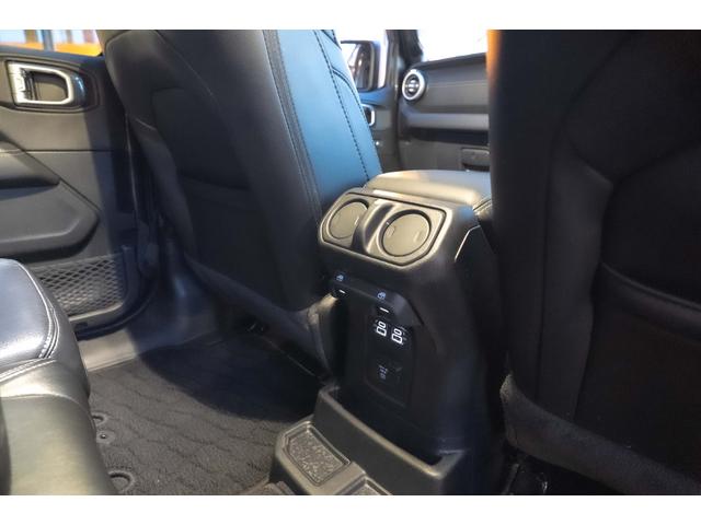 ジープ・ラングラーアンリミテッド サハラ　４ＷＤ　純正ナビ　Ｂカメラ　Ｆカメラ　ＥＴＣ２．０　ドラレコ　フルセグＴＶ　純正アルパインサブウーハー　本革シート　ミラーヒーター　ＢＳＭ　クルコン　携帯ホルダー　純正１８インチＡＷ（43枚目）