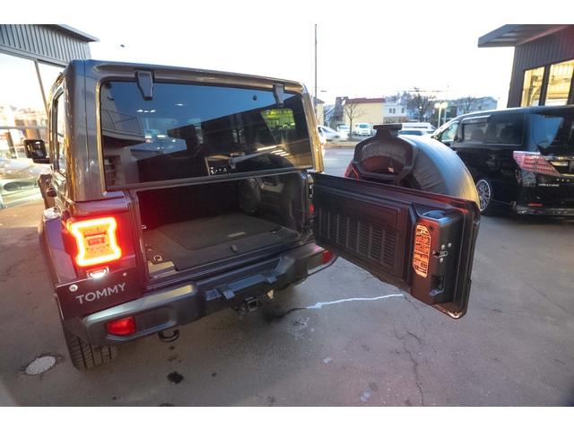 ジープ・ラングラーアンリミテッド サハラ　４ＷＤ　純正ナビ　Ｂカメラ　Ｆカメラ　ＥＴＣ２．０　ドラレコ　フルセグＴＶ　純正アルパインサブウーハー　本革シート　ミラーヒーター　ＢＳＭ　クルコン　携帯ホルダー　純正１８インチＡＷ（45枚目）