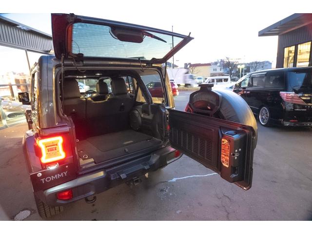 ジープ・ラングラーアンリミテッド サハラ　４ＷＤ　純正ナビ　Ｂカメラ　Ｆカメラ　ＥＴＣ２．０　ドラレコ　フルセグＴＶ　純正アルパインサブウーハー　本革シート　ミラーヒーター　ＢＳＭ　クルコン　携帯ホルダー　純正１８インチＡＷ（46枚目）