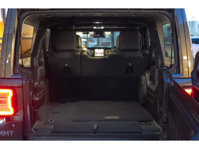 ジープ・ラングラーアンリミテッド サハラ　４ＷＤ　純正ナビ　Ｂカメラ　Ｆカメラ　ＥＴＣ２．０　ドラレコ　フルセグＴＶ　純正アルパインサブウーハー　本革シート　ミラーヒーター　ＢＳＭ　クルコン　携帯ホルダー　純正１８インチＡＷ（47枚目）