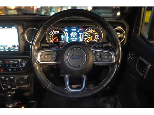 ジープ・ラングラーアンリミテッド サハラ　４ＷＤ　純正ナビ　Ｂカメラ　Ｆカメラ　ＥＴＣ２．０　ドラレコ　フルセグＴＶ　純正アルパインサブウーハー　本革シート　ミラーヒーター　ＢＳＭ　クルコン　携帯ホルダー　純正１８インチＡＷ（49枚目）