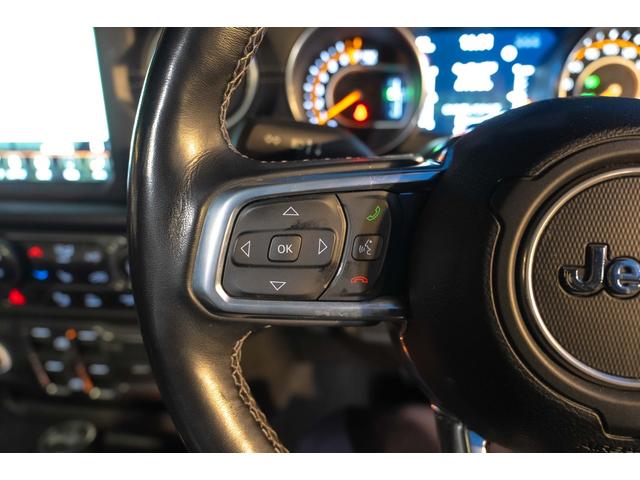 ジープ・ラングラーアンリミテッド サハラ　４ＷＤ　純正ナビ　Ｂカメラ　Ｆカメラ　ＥＴＣ２．０　ドラレコ　フルセグＴＶ　純正アルパインサブウーハー　本革シート　ミラーヒーター　ＢＳＭ　クルコン　携帯ホルダー　純正１８インチＡＷ（50枚目）