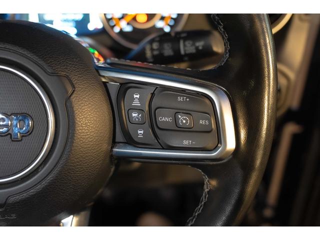 ジープ・ラングラーアンリミテッド サハラ　４ＷＤ　純正ナビ　Ｂカメラ　Ｆカメラ　ＥＴＣ２．０　ドラレコ　フルセグＴＶ　純正アルパインサブウーハー　本革シート　ミラーヒーター　ＢＳＭ　クルコン　携帯ホルダー　純正１８インチＡＷ（51枚目）