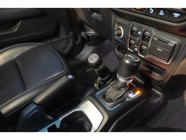 ジープ・ラングラーアンリミテッド サハラ　４ＷＤ　純正ナビ　Ｂカメラ　Ｆカメラ　ＥＴＣ２．０　ドラレコ　フルセグＴＶ　純正アルパインサブウーハー　本革シート　ミラーヒーター　ＢＳＭ　クルコン　携帯ホルダー　純正１８インチＡＷ（54枚目）