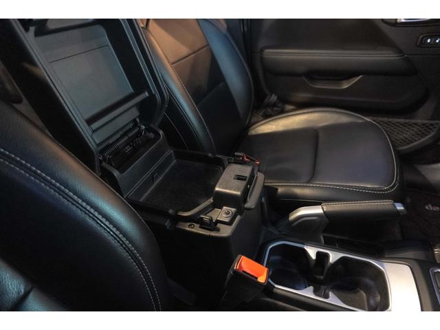 ジープ・ラングラーアンリミテッド サハラ　４ＷＤ　純正ナビ　Ｂカメラ　Ｆカメラ　ＥＴＣ２．０　ドラレコ　フルセグＴＶ　純正アルパインサブウーハー　本革シート　ミラーヒーター　ＢＳＭ　クルコン　携帯ホルダー　純正１８インチＡＷ（55枚目）