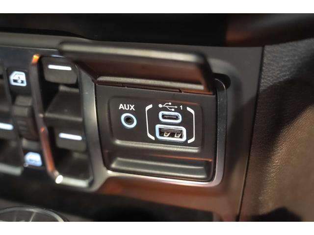ジープ・ラングラーアンリミテッド サハラ　４ＷＤ　純正ナビ　Ｂカメラ　Ｆカメラ　ＥＴＣ２．０　ドラレコ　フルセグＴＶ　純正アルパインサブウーハー　本革シート　ミラーヒーター　ＢＳＭ　クルコン　携帯ホルダー　純正１８インチＡＷ（56枚目）
