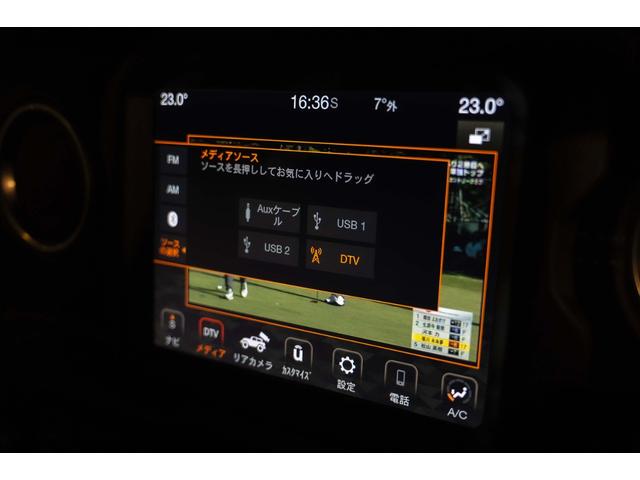 ジープ・ラングラーアンリミテッド サハラ　４ＷＤ　純正ナビ　Ｂカメラ　Ｆカメラ　ＥＴＣ２．０　ドラレコ　フルセグＴＶ　純正アルパインサブウーハー　本革シート　ミラーヒーター　ＢＳＭ　クルコン　携帯ホルダー　純正１８インチＡＷ（61枚目）