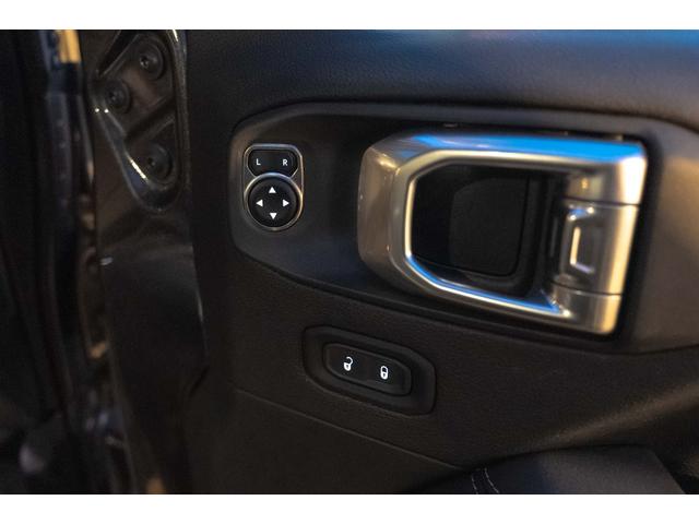 ジープ・ラングラーアンリミテッド サハラ　４ＷＤ　純正ナビ　Ｂカメラ　Ｆカメラ　ＥＴＣ２．０　ドラレコ　フルセグＴＶ　純正アルパインサブウーハー　本革シート　ミラーヒーター　ＢＳＭ　クルコン　携帯ホルダー　純正１８インチＡＷ（63枚目）