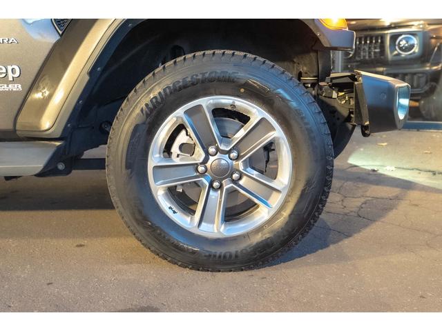 ジープ・ラングラーアンリミテッド サハラ　４ＷＤ　純正ナビ　Ｂカメラ　Ｆカメラ　ＥＴＣ２．０　ドラレコ　フルセグＴＶ　純正アルパインサブウーハー　本革シート　ミラーヒーター　ＢＳＭ　クルコン　携帯ホルダー　純正１８インチＡＷ（64枚目）