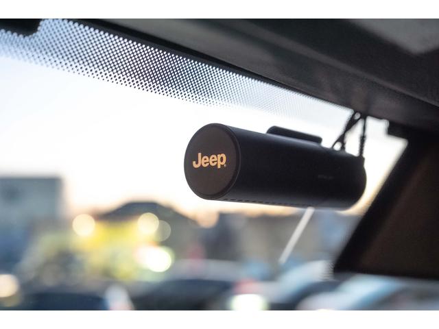 ジープ・ラングラーアンリミテッド サハラ　４ＷＤ　純正ナビ　Ｂカメラ　Ｆカメラ　ＥＴＣ２．０　ドラレコ　フルセグＴＶ　純正アルパインサブウーハー　本革シート　ミラーヒーター　ＢＳＭ　クルコン　携帯ホルダー　純正１８インチＡＷ（67枚目）