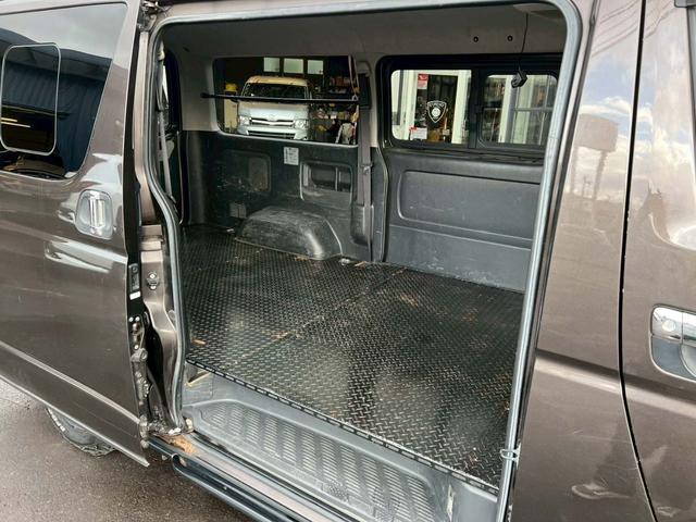 ハイエースバン ロングスーパーGL 全塗装 社外フローティングナビ 社外Dインナーミラー Bカメ ルーフキャリア ラダー ETC フロント・リア パイプバンパー サイドパイプステップ 金属フロア 社外16インチAW フュエールキャップ(33枚目)