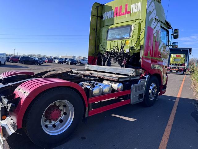 プロフィア ベースグレード　型式：２ＤＧ－ＳＨ１ＥＥＧＧ　トラクタ　第５輪荷重：１１５００ｋｇ　ディーゼル　オートマ　ウィングコードブレーカー　デフロック　日野純正ドラレコ　日野Ｃｏｎｎｅｃｔ搭載　中軸　ＥＴＣ　スライドカプラー（5枚目）