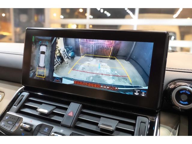 �o�b�N�J�����ɉ����āA�p�m���~�b�N�r���[���j�^�[����������Ă���܂��B�N���A�����X�\�i�[���������܂��̂ŁA���Ԃ���r�I�e�Ղɉ\���Ǝv���܂��B