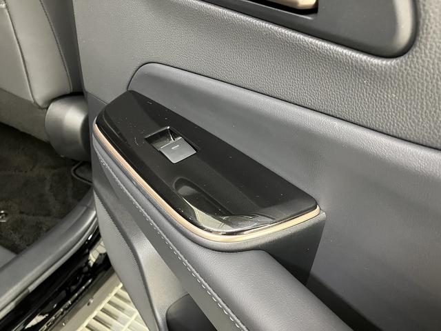 クラウンスポーツ Ｚ　４ＷＤ　全周囲カメラ　クリアランスソナー　オートクルーズコントロール　レーンアシスト　パワーシート　パークアシスト　衝突被害軽減システム　サンルーフ　ナビ　ＴＶ　オートマチックハイビーム（50枚目）