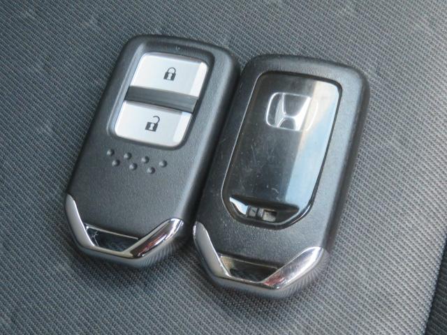 フィット ｅ：ＨＥＶベーシック　社外メモリーナビ　ワンセグ　バックカメラ　ＥＴＣ　スマートキー（7枚目）