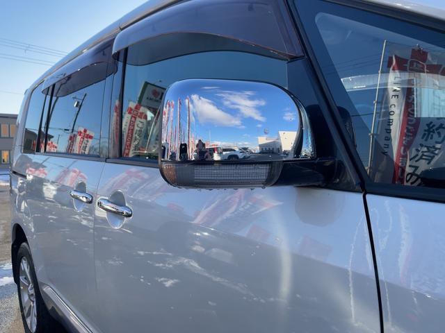 デリカＤ：５ Ｇ　プレミアム　４ＷＤ　両側パワースライドドア　パワーシート　パワーバックドア　ロックフォードサウンド　純正ナビ　ＴＶ　バックカメラ　ＤＶＤ再生　フリップダウンモニター　ガナドールマフラー（11枚目）