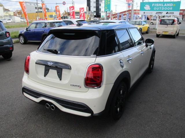 ＭＩＮＩ クーパーＳ　プレミアムプラスＰＫＧ　カープレイ　インターフェイスＴＶ　ＨＤＭＩ　１７ＡＷ　ハーフレザー　シートヒーター　ＭＩＮＩドライブモード（3枚目）