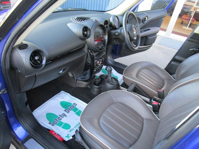 ＭＩＮＩ クーパーＤ　クロスオーバー　オール４　レザーＰＫＧ　ライトコーヒーカラー　１７ＡＷ　ＨＩＤ　ＬＥＤフォグ　シートヒーター　クロームデザインパッケージ　ミントパッケージ（5枚目）