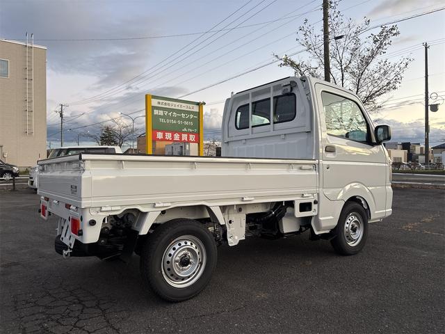 キャリイトラック ＫＣエアコン・パワステ農繁仕様　スズキセーフティーサポートレス　リアデフロック　強化リアリーフスプリング４枚　低速高速切替式トランスファー　荷台作業灯　アッパーメンバーサポート　キーレス　パワーウインドー　オートライト　バックブザー（6枚目）