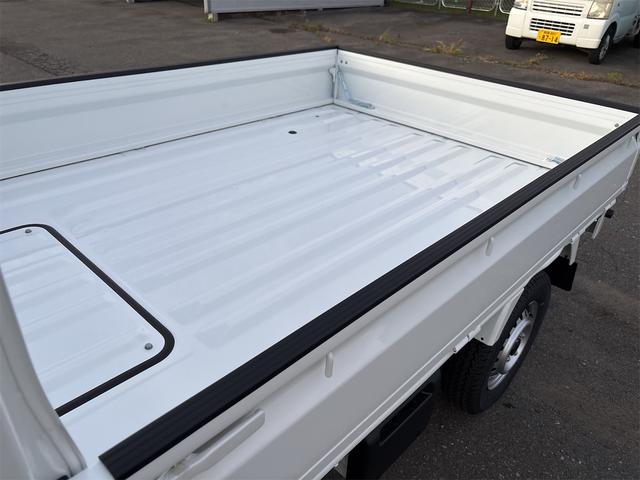 キャリイトラック ＫＣエアコン・パワステ農繁仕様　スズキセーフティーサポートレス　リアデフロック　強化リアリーフスプリング４枚　低速高速切替式トランスファー　荷台作業灯　アッパーメンバーサポート　キーレス　パワーウインドー　オートライト　バックブザー（11枚目）