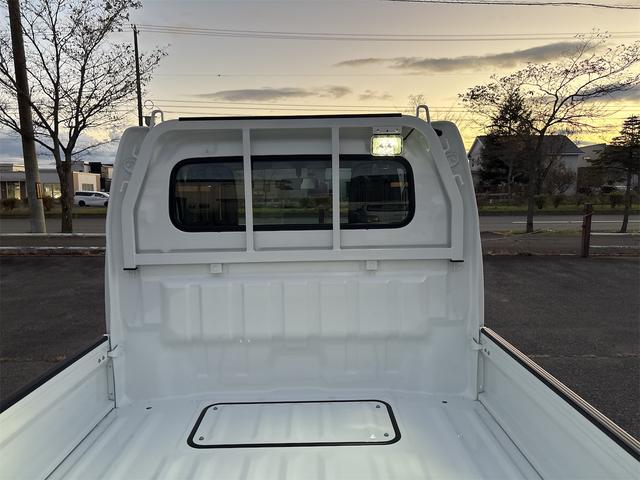 キャリイトラック ＫＣエアコン・パワステ農繁仕様　スズキセーフティーサポートレス　リアデフロック　強化リアリーフスプリング４枚　低速高速切替式トランスファー　荷台作業灯　アッパーメンバーサポート　キーレス　パワーウインドー　オートライト　バックブザー（16枚目）