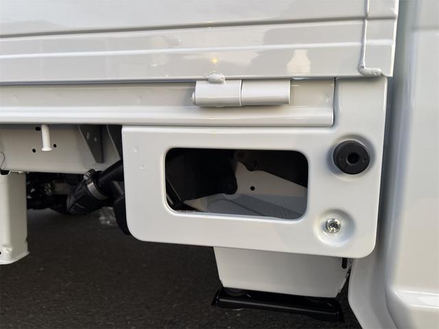 キャリイトラック ＫＣエアコン・パワステ農繁仕様　スズキセーフティーサポートレス　リアデフロック　強化リアリーフスプリング４枚　低速高速切替式トランスファー　荷台作業灯　アッパーメンバーサポート　キーレス　パワーウインドー　オートライト　バックブザー（18枚目）