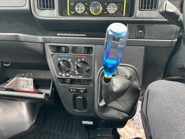 ハイゼットカーゴ ＤＸ　ＳＡＩＩＩ　４ＷＤ　走行５８３００ｋｍ　車検令和９年１月まで　５速ＭＴ　定員４名　積載量３５０ｋｇ　両側スライドドア　エアコン　パワステ　パワーウィンドウ　キーレスエントリー　Ｗエアバック　ＡＢＳ　冬タイヤ積込（19枚目）