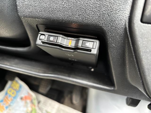 ハイゼットカーゴ ＤＸ　ＳＡＩＩＩ　４ＷＤ　走行５８３００ｋｍ　車検令和９年１月まで　５速ＭＴ　定員４名　積載量３５０ｋｇ　両側スライドドア　エアコン　パワステ　パワーウィンドウ　キーレスエントリー　Ｗエアバック　ＡＢＳ　冬タイヤ積込（21枚目）