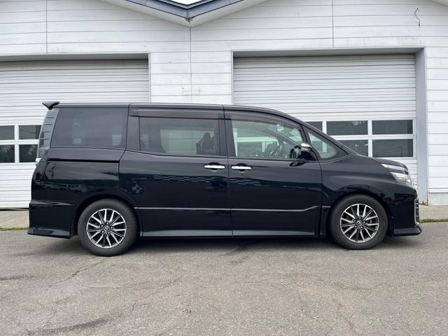 ヴォクシー ＺＳ　煌　４ＷＤ　２０００ＣＣ　ワンオーナー　寒冷地仕様　スマートキー　プッシュスタート　両側パワースライドドア　ＬＥＤヘッドライト　社外カーナビ　バックカメラ　社外エンジンスターター（8枚目）