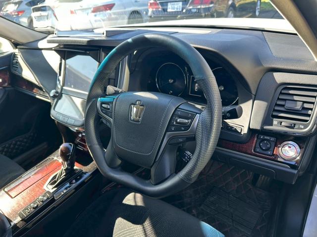 TOYOTA CROWN HYBRID ROYAL SALOON FOUR