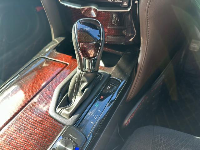 TOYOTA CROWN HYBRID ROYAL SALOON FOUR