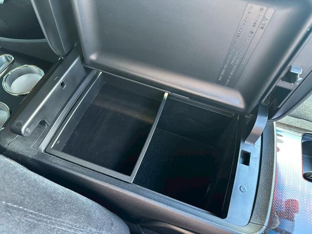 TOYOTA CROWN HYBRID ROYAL SALOON FOUR