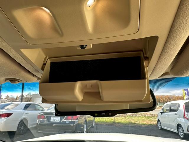 TOYOTA CROWN HYBRID ROYAL SALOON FOUR