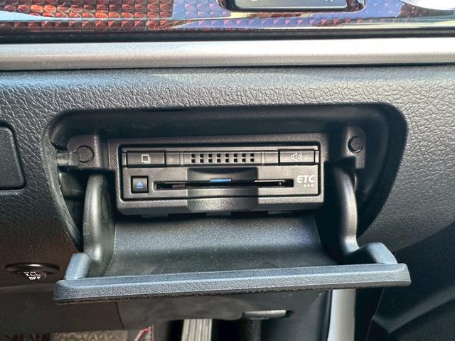 TOYOTA CROWN HYBRID ROYAL SALOON FOUR