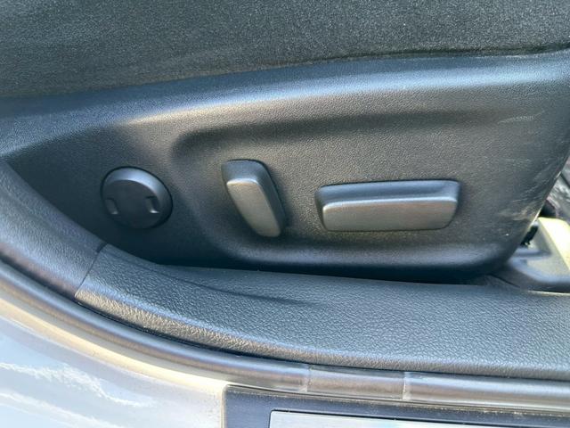 TOYOTA CROWN HYBRID ROYAL SALOON FOUR