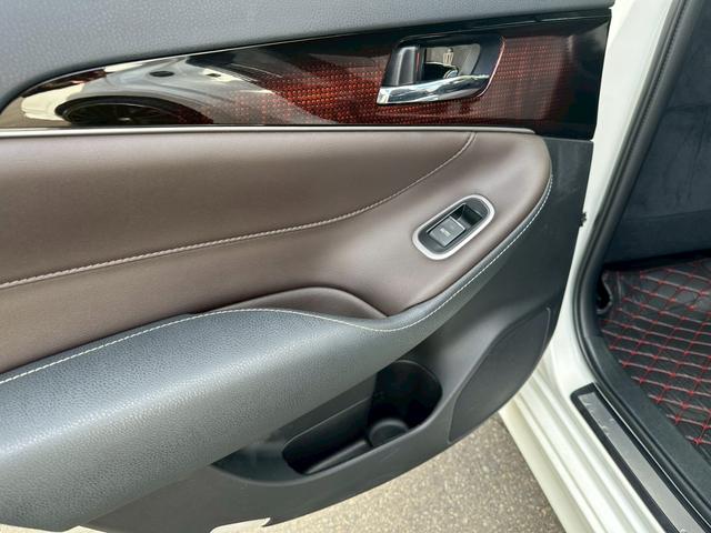 TOYOTA CROWN HYBRID ROYAL SALOON FOUR