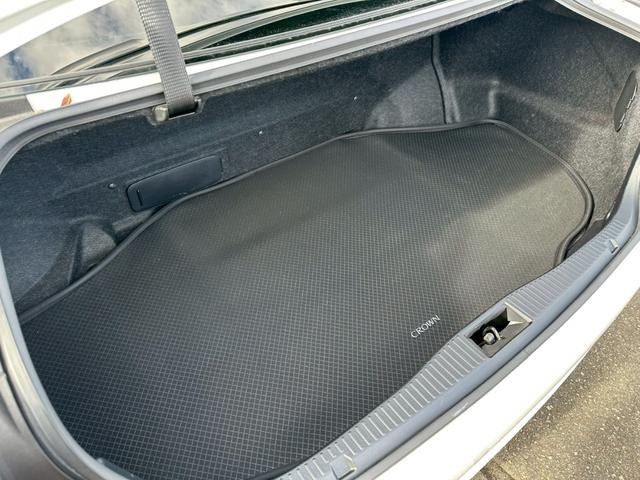 TOYOTA CROWN HYBRID ROYAL SALOON FOUR