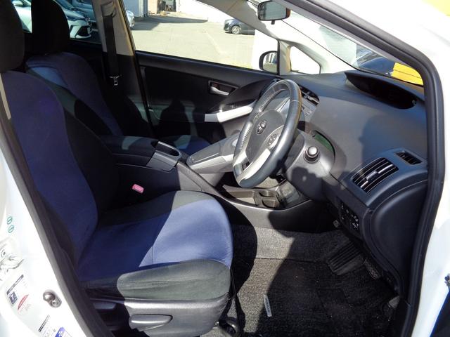 プリウス Ｓツーリングセレクション　修復歴無　走行５１１００ｋｍ　車検令和９年７月　純正メモリーナビ　フルセグＴＶ　Ｂカメラ　Ｂｌｕｅｔｏｏｔｈ　ＬＥＤヘッドライト　フォグライト　寒冷地仕様　リヤフォグ　ワイパーディアイサー　取説ノート（8枚目）