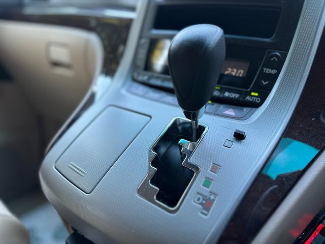 ヴェルファイア ２．４Ｘ　４ＷＤ　ＥＴＣ　バックカメラ　ナビ　ＴＶ　クリアランスソナー　両側スライド・片側電動　ＨＩＤ　スマートキー　電動格納ミラー　３列シート　ＣＶＴ　アルミホイール　ＣＤ　盗難防止システム　衝突安全ボディ（8枚目）