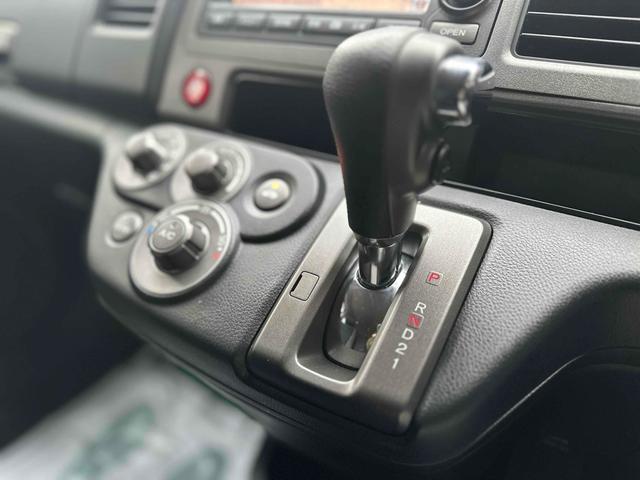 シフトレバー。ぜひ一度お客様の目で確認してください。